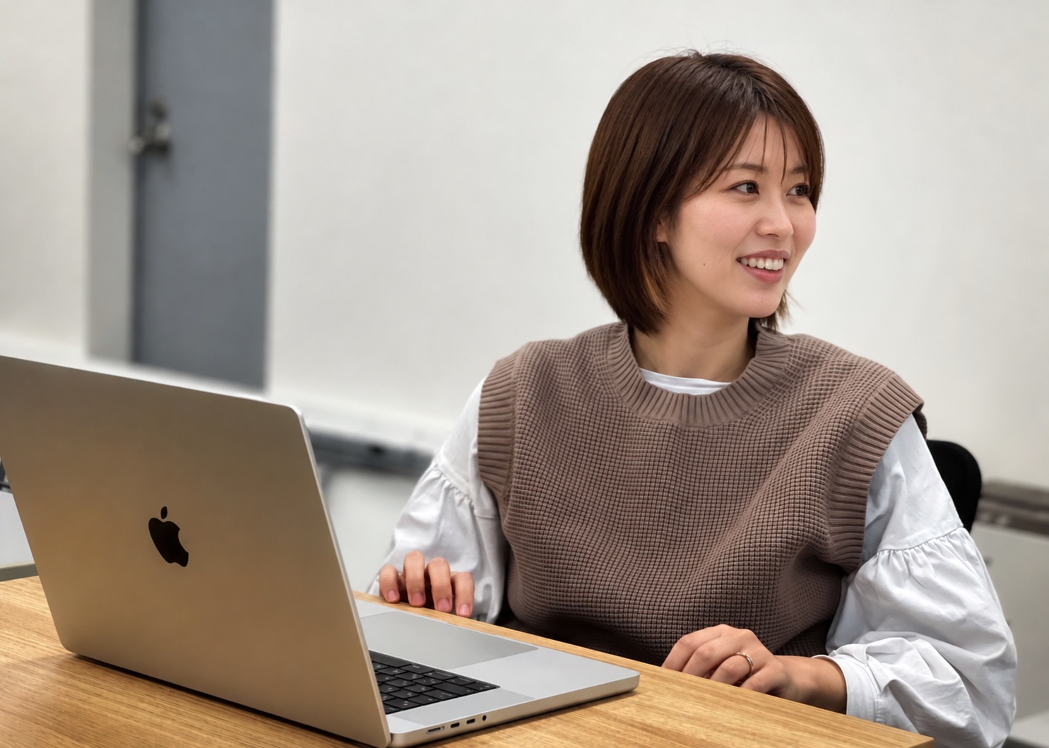 B・Mのインタビュー写真(プライバシー保護のため加工)